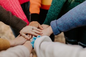Vrouw volgt basis opleiding mediator met aandacht en concentratie
