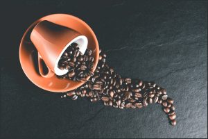 Home Koffiebonen en koffie serveren volgens barista cursus technieken voor perfecte brouwerij