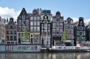 Home Skyline van Amsterdam met moderne gebouwen, representatief voor stageopleidingen in Amsterdam