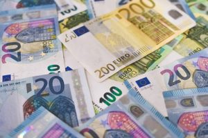 Home Groep studenten during examentraining economie, concentreren zich op oefenopgaven en examenvoorbereiding