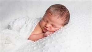 Home Stap-voor-stap instructies voor het correct binden van een pasgeboren babywrap rond rug en schouders