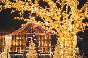 Home Kerst boom verlicht met gekleurde kerstverlichting bedienbaar via smartphone app