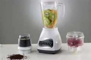 Professionele smoothie maker met sterke motor en glazen kan voor het bereiden van verse fruitshakes