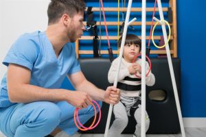 Home Fysiotherapie Hoogland behandelbank sessie ZEE in beweging met therapeut en patiënt