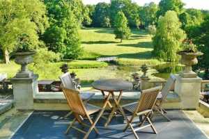 Home Gezellig terras met moderne bestrating en tuinmeubelen voor ontspanning en dineren