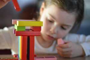Home Kinderen spelen samen tijdens activiteiten bij kinderopvang, waarbij werken bij een kinderopvang diverse taken combineert