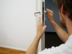 Home Professionele slotenmaker werkt aan huisslot als onderdeel van slotenmakerservice