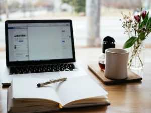 Home Professional aan het werk - symboliseert trainingen voor groei en ontwikkeling van bedrijven
