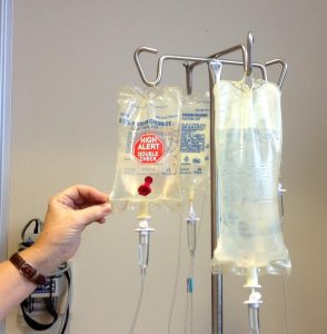 Home Zuster voert chemotherapie-behandeling uit als onderdeel van verpleegtechnische vaardigheden training