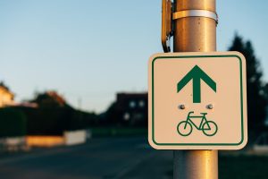 Home Groep op fietsroutes in Volendam met elektrische fietsen en e-choppers langs de dijk