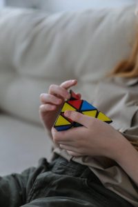 Visuele representatie van het concept hoogbegaafdheid met daarop symbolen van intellectuele capaciteiten en creatieve vermoge