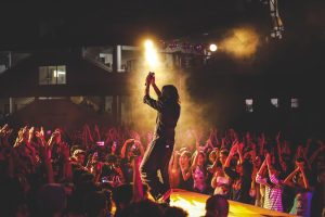 Sfeervolle feestverlichting met warmwitte LED-lampen en lichtslingers voor een gezellig evenement