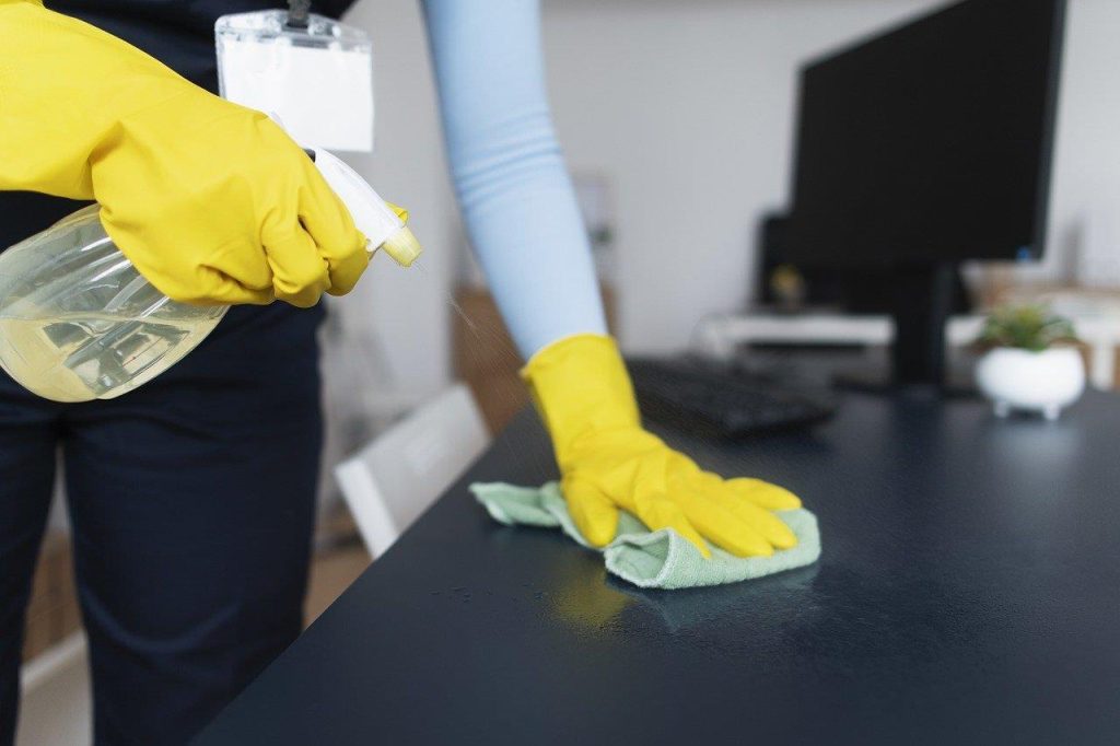 Illustratie over huisontruiming na overlijden met persoonlijke bezittingen en professionele ondersteuning