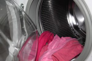 Home Efficiënte wasroutine met correct gesorteerde was in manden voor optimale wasmachine-werking