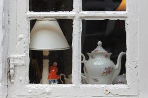 Home Bezoekers verkennen kraampjes vol antieke meubels en vintage items op Rommelmarkt Enschede
