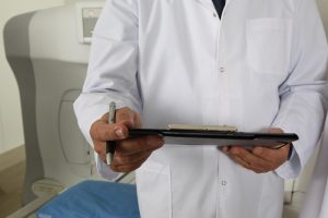 Home Collage van verschillende ziekenhuisberoepen waaronder verpleegkundige, operatieassistent en laborant die samen de leukste ba