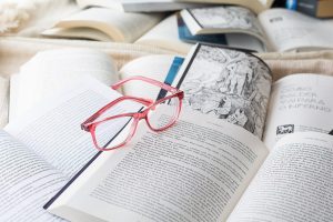 Home Slimme technologie in het onderwijs: student gebruikt educatieve laptop voor interactief leren met digitale leermiddelen