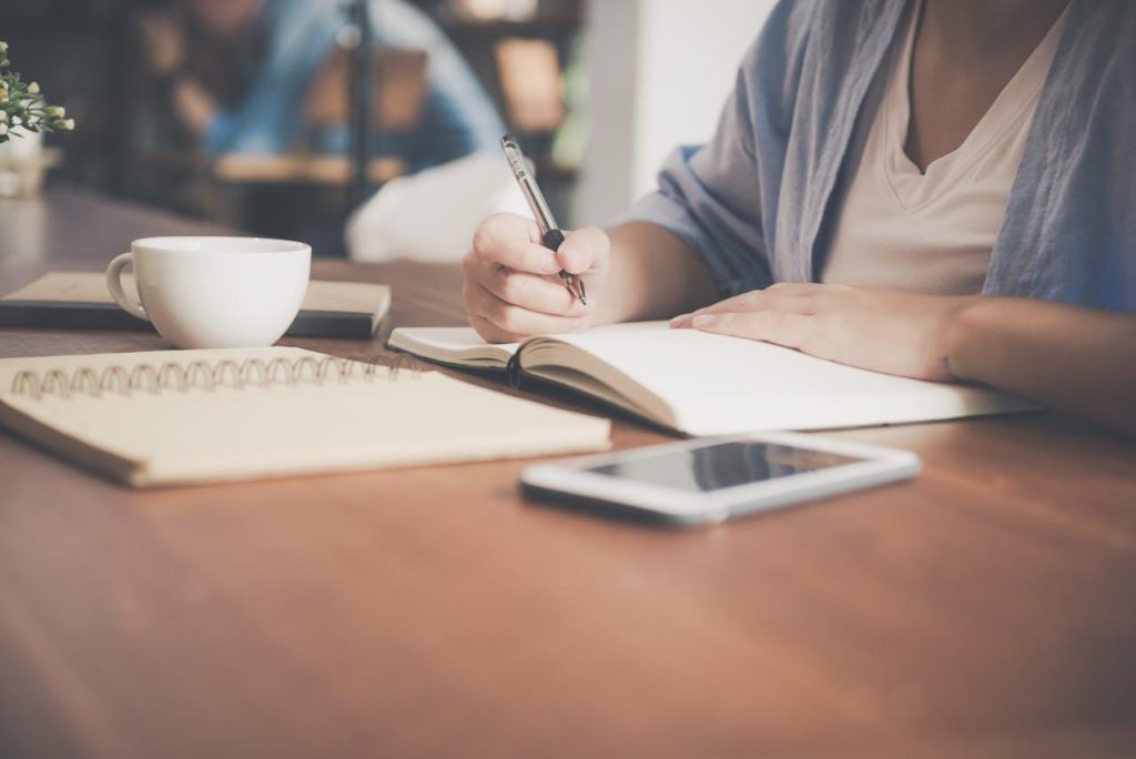 Student bestudeert studiegids bij het kiezen van een passende studie met strategieën op tafel