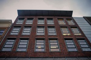 Home Vrouw kijkt weemoedig naar lege kamers, illustratie van emotionele aspecten bij het verkopen van een huis