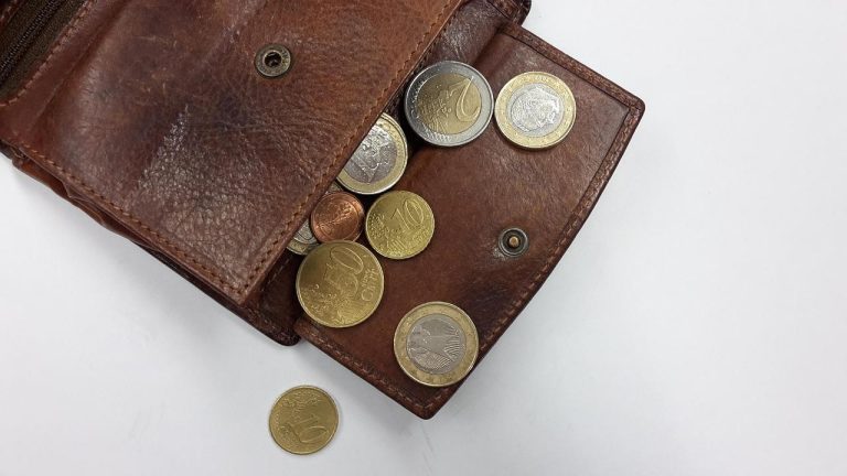 Verzameling glanzende gouden munten die beleggingspotentieel symboliseren voor jouw portefeuille